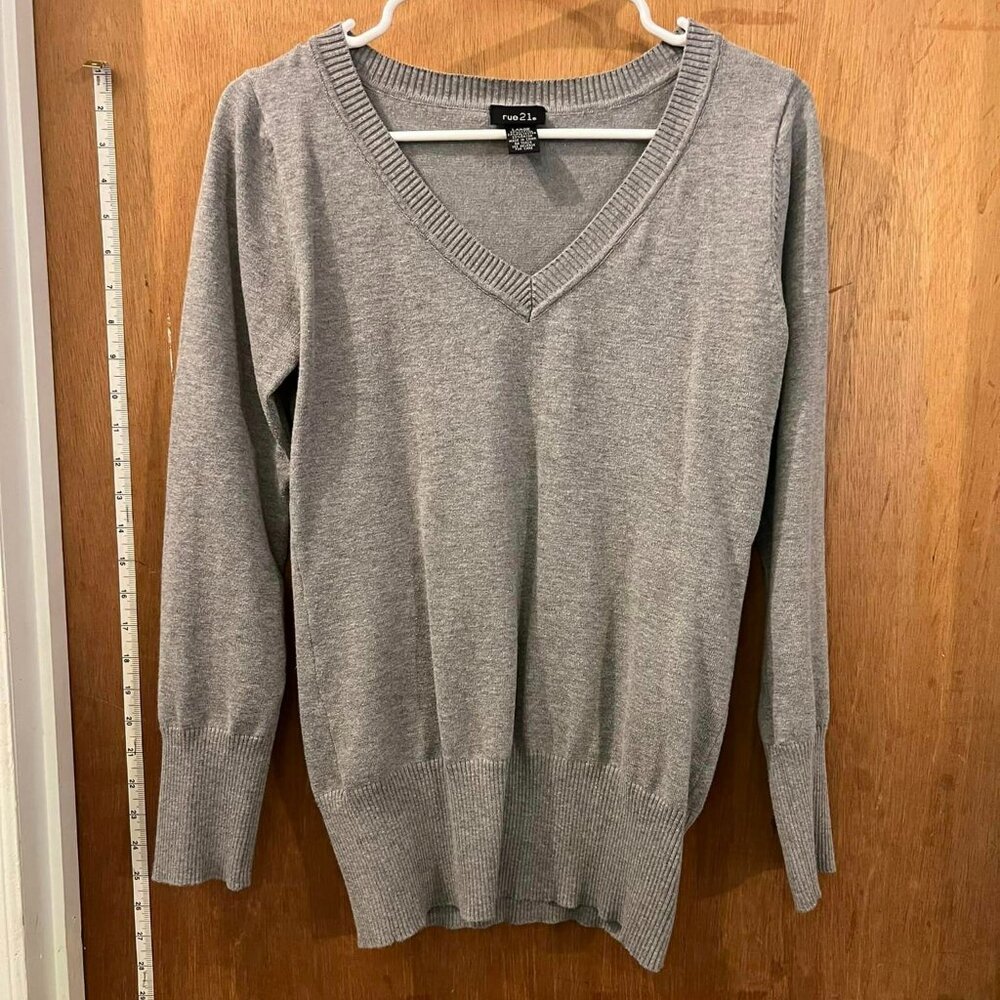 🐻Size L - Rue 21 - Light Gray Long Sleeve V-Neck Sweater